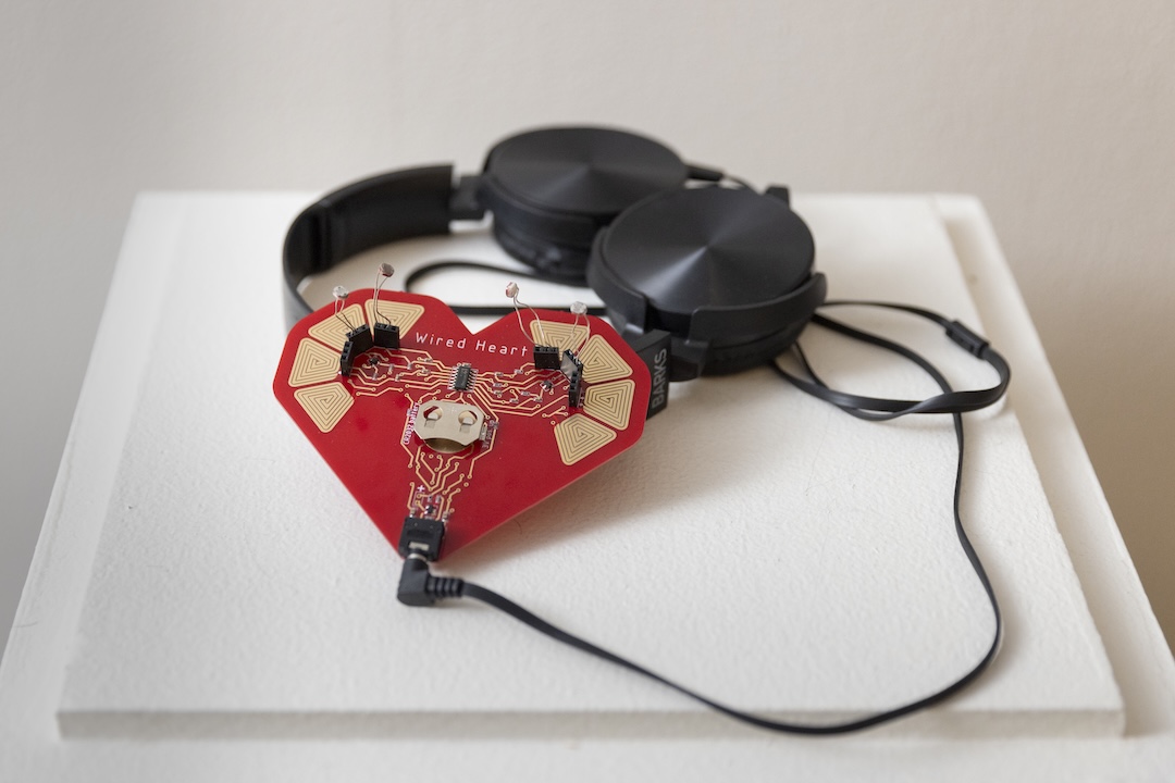 Layla Klinger, KHIRUR, 2023, Optic fibers, tent poles, LDR sensors, effect pedals, analog synthesizers, LEDs